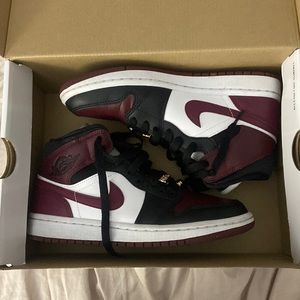 Air Jordan 1 Mid Maroon